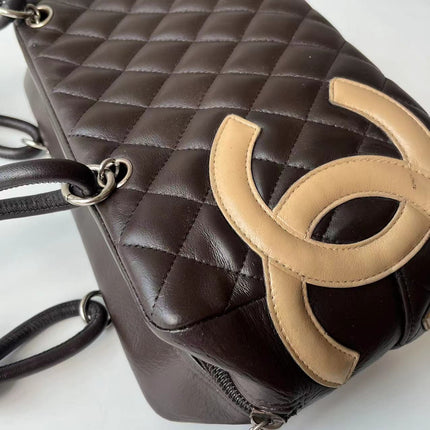 Sac bandoulière Chanel Cambon Medium en cuir de veau marron, logo CC en peau de serpent, double anse noire
