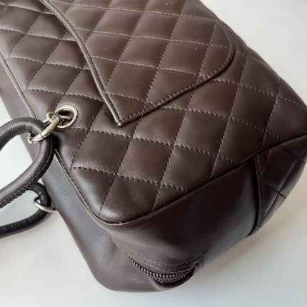 Sac bandoulière Chanel Cambon Medium en cuir de veau marron, logo CC en peau de serpent, double anse noire