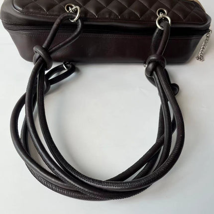 Sac bandoulière Chanel Cambon Medium en cuir de veau marron, logo CC en peau de serpent, double anse noire