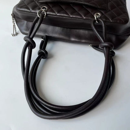 Sac bandoulière Chanel Cambon Medium en cuir de veau marron, logo CC en peau de serpent, double anse noire
