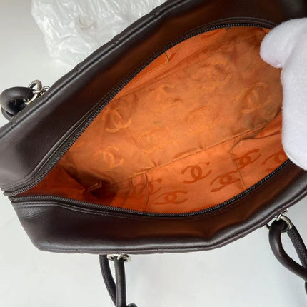 Sac bandoulière Chanel Cambon Medium en cuir de veau marron, logo CC en peau de serpent, double anse noire