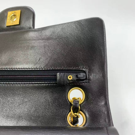 Chanel Vintage Classic Flap Petit Agneau Noir Double Rabat Quincaillerie Or 24 carats