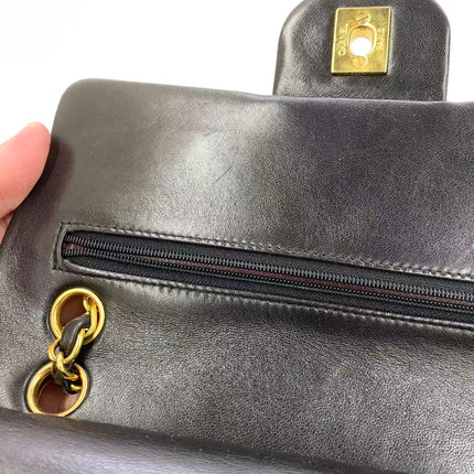 Chanel Vintage Classic Flap Petit Agneau Noir Double Rabat Quincaillerie Or 24 carats