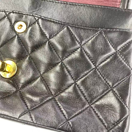 Chanel Vintage Classic Flap Petit Agneau Noir Double Rabat Quincaillerie Or 24 carats