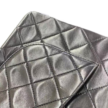 Chanel Vintage Classic Flap Petit Agneau Noir Double Rabat Quincaillerie Or 24 carats