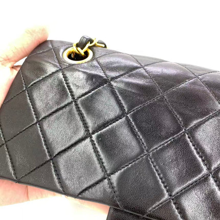 Chanel Vintage Classic Flap Petit Agneau Noir Double Rabat Quincaillerie Or 24 carats
