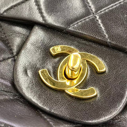 Chanel Vintage Classic Flap Petit Agneau Noir Double Rabat Quincaillerie Or 24 carats