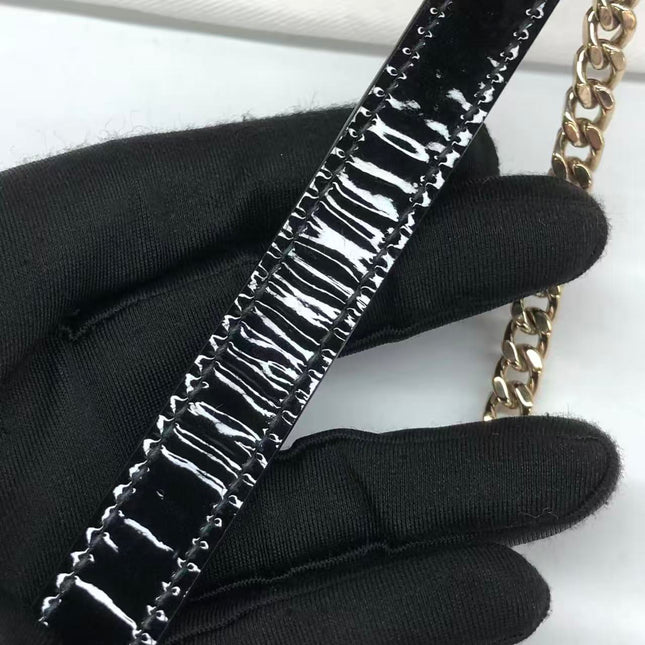 Rote Mini-Handtasche aus Lackleder von Lady Dior mit goldenen Beschlägen