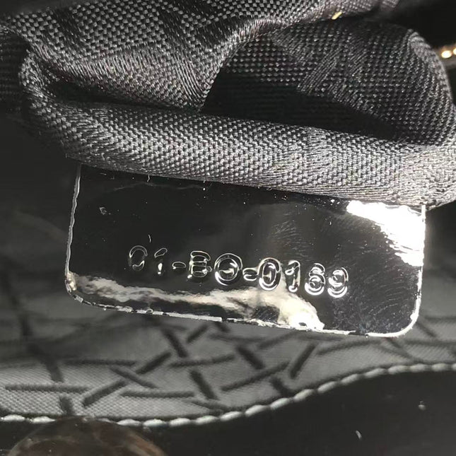 Rote Mini-Handtasche aus Lackleder von Lady Dior mit goldenen Beschlägen