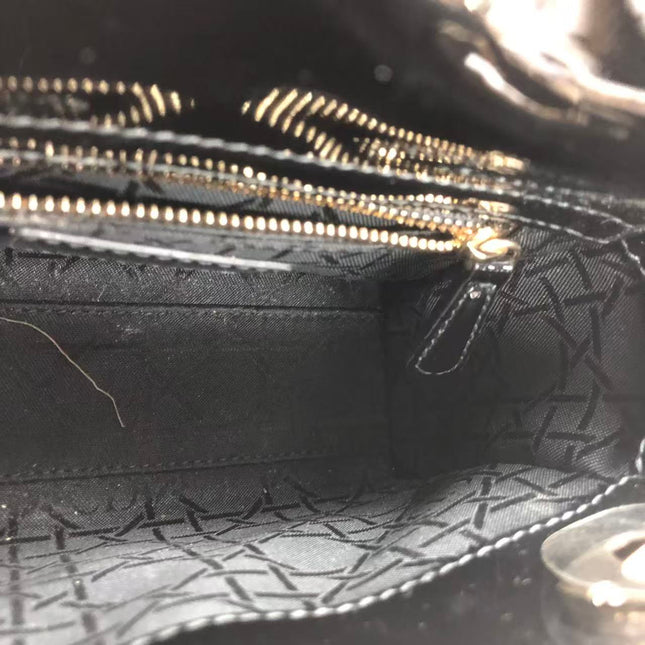 Rote Mini-Handtasche aus Lackleder von Lady Dior mit goldenen Beschlägen