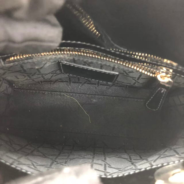 Rote Mini-Handtasche aus Lackleder von Lady Dior mit goldenen Beschlägen