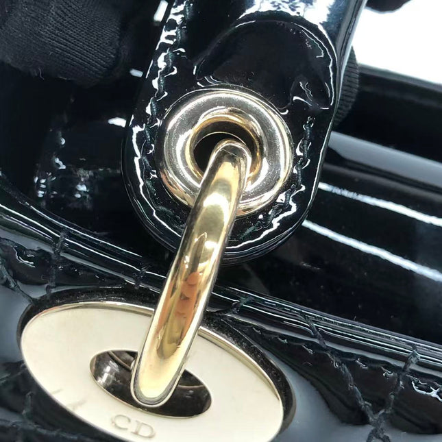Rote Mini-Handtasche aus Lackleder von Lady Dior mit goldenen Beschlägen
