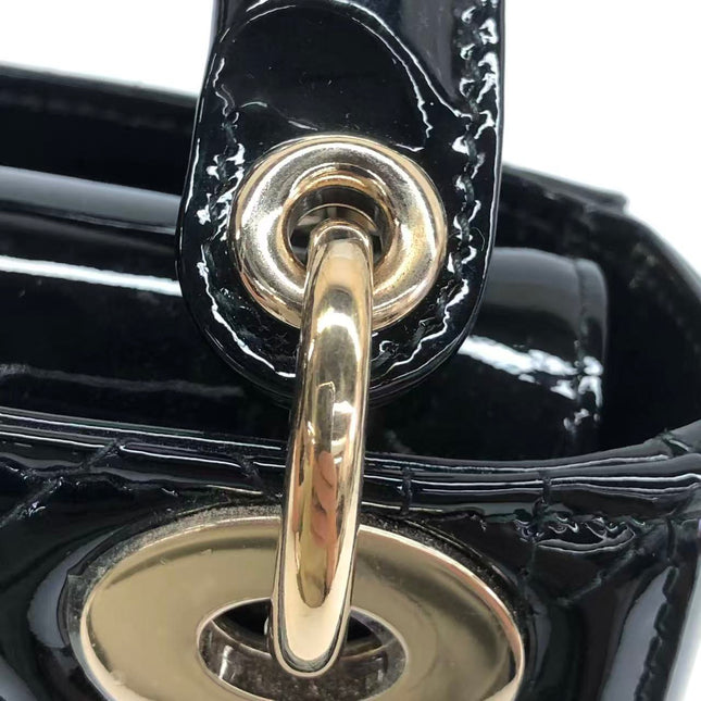 Rote Mini-Handtasche aus Lackleder von Lady Dior mit goldenen Beschlägen
