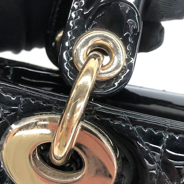 Rote Mini-Handtasche aus Lackleder von Lady Dior mit goldenen Beschlägen