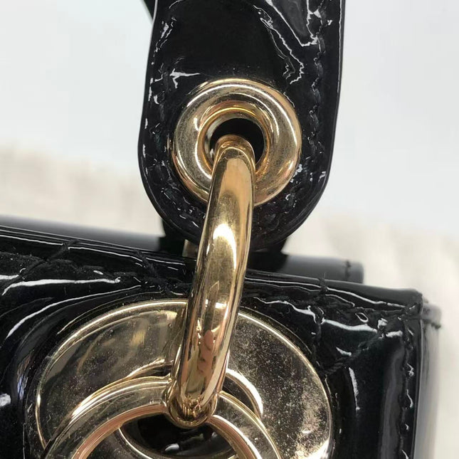 Rote Mini-Handtasche aus Lackleder von Lady Dior mit goldenen Beschlägen