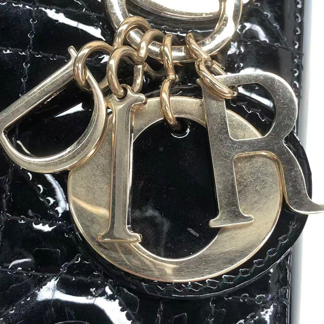 Rote Mini-Handtasche aus Lackleder von Lady Dior mit goldenen Beschlägen