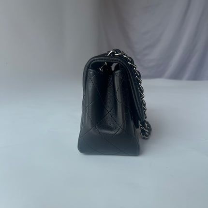 Sac bandoulière Chanel Classic Flap Mini carré en agneau verni noir 2014