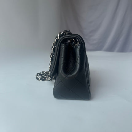 Sac bandoulière Chanel Classic Flap Mini carré en agneau verni noir 2014