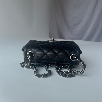 Sac bandoulière Chanel Classic Flap Mini carré en agneau verni noir 2014