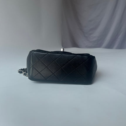 Sac bandoulière Chanel Classic Flap Mini carré en agneau verni noir 2014
