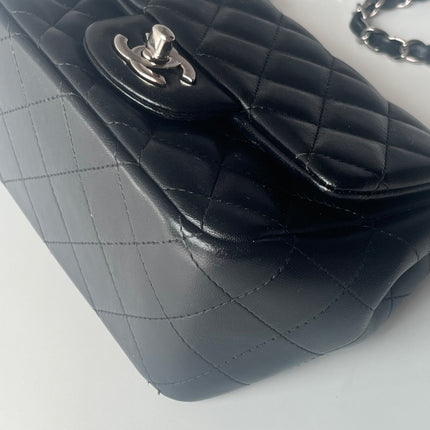 Sac bandoulière Chanel Classic Flap Mini carré en agneau verni noir 2014