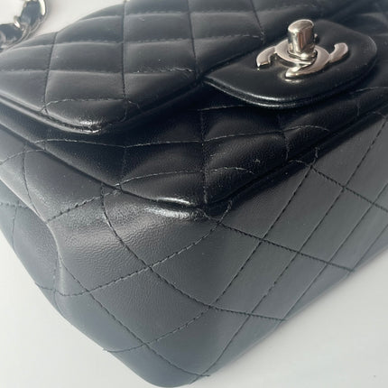 Sac bandoulière Chanel Classic Flap Mini carré en agneau verni noir 2014