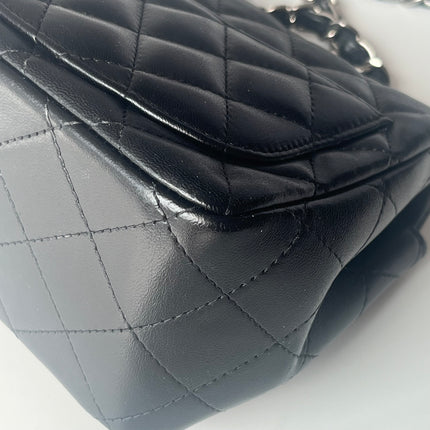 Sac bandoulière Chanel Classic Flap Mini carré en agneau verni noir 2014