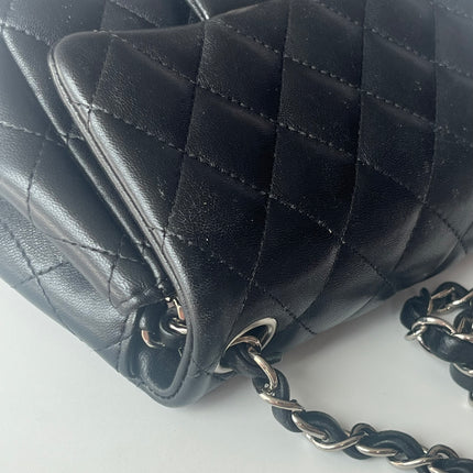 Sac bandoulière Chanel Classic Flap Mini carré en agneau verni noir 2014