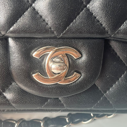Sac bandoulière Chanel Classic Flap Mini carré en agneau verni noir 2014