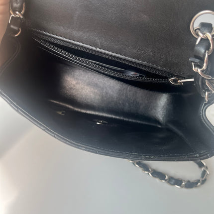 Sac bandoulière Chanel Classic Flap Mini carré en agneau verni noir 2014