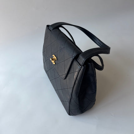 Sac Chanel Vintage Kelly à Rabat en Cuir Noir avec Bandoulière Réglable et Bijouterie en Or 24 carats