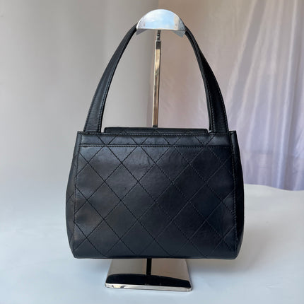 Sac Chanel Vintage Kelly à Rabat en Cuir Noir avec Bandoulière Réglable et Bijouterie en Or 24 carats