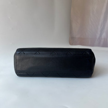 Sac Chanel Vintage Kelly à Rabat en Cuir Noir avec Bandoulière Réglable et Bijouterie en Or 24 carats