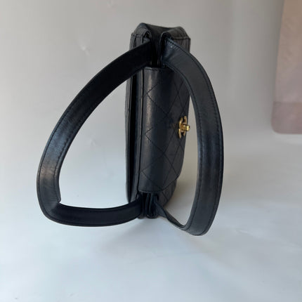 Sac Chanel Vintage Kelly à Rabat en Cuir Noir avec Bandoulière Réglable et Bijouterie en Or 24 carats