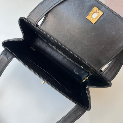 Sac Chanel Vintage Kelly à Rabat en Cuir Noir avec Bandoulière Réglable et Bijouterie en Or 24 carats