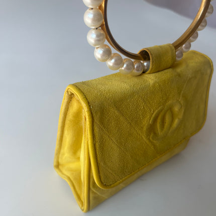Sac bandoulière pochette Chanel 22p Mini en agneau matelassé blanc
