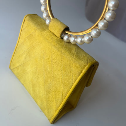 Sac bandoulière pochette Chanel 22p Mini en agneau matelassé blanc