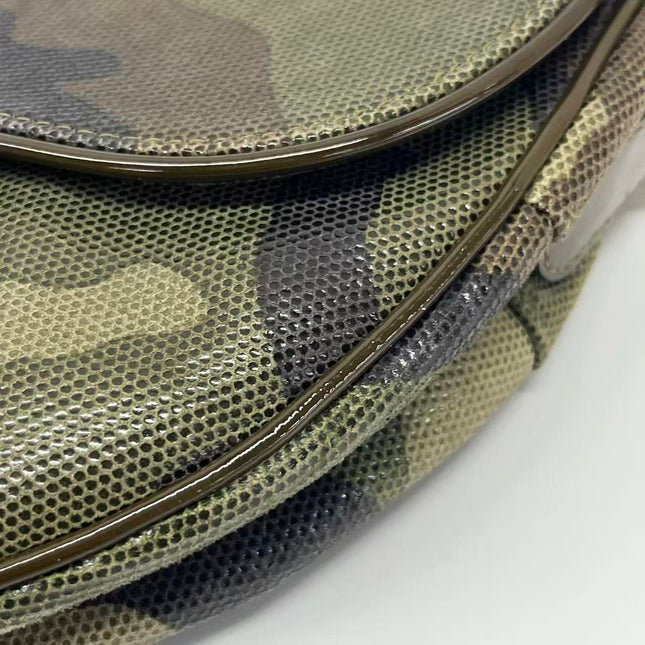 Sac à bandoulière Dior Saddle en cuir vert moyen avec finitions métalliques dorées