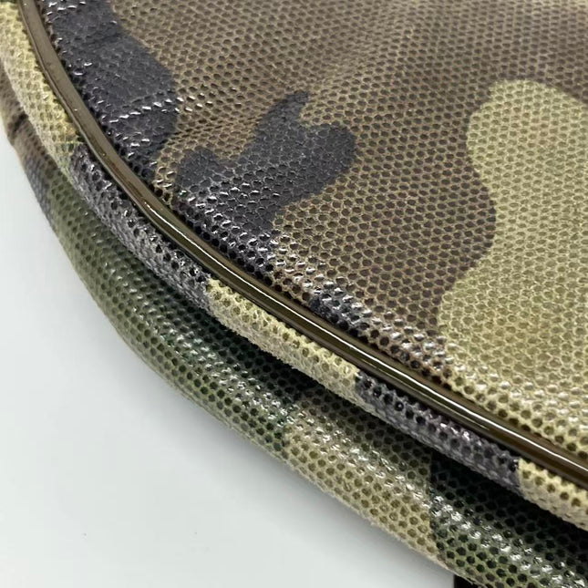 Sac à bandoulière Dior Saddle en cuir vert moyen avec finitions métalliques dorées