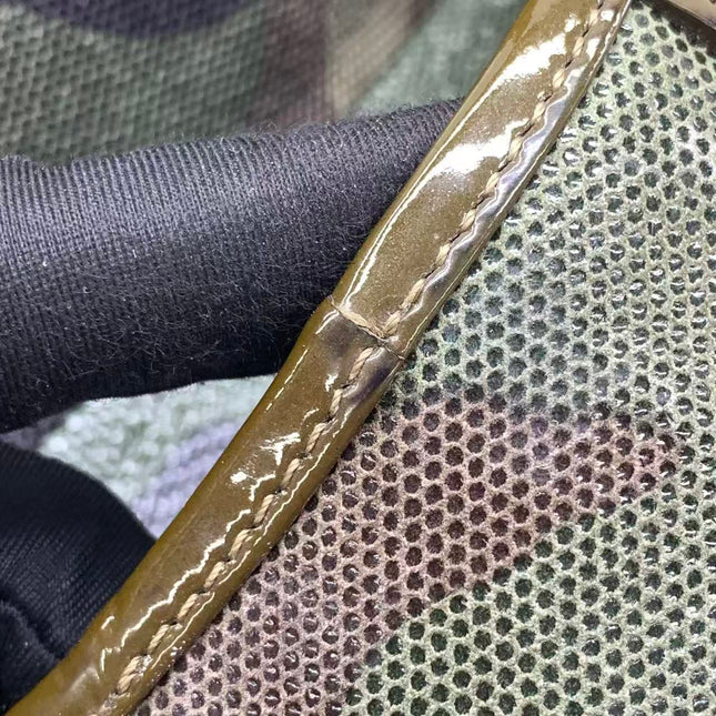 Sac à bandoulière Dior Saddle en cuir vert moyen avec finitions métalliques dorées
