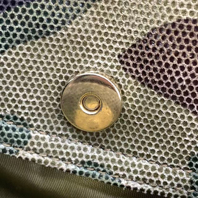 Sac à bandoulière Dior Saddle en cuir vert moyen avec finitions métalliques dorées