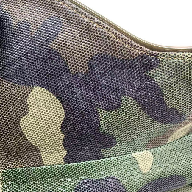 Sac à bandoulière Dior Saddle en cuir vert moyen avec finitions métalliques dorées