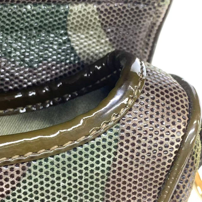 Sac à bandoulière Dior Saddle en cuir vert moyen avec finitions métalliques dorées