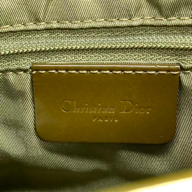 Sac à bandoulière Dior Saddle en cuir vert moyen avec finitions métalliques dorées