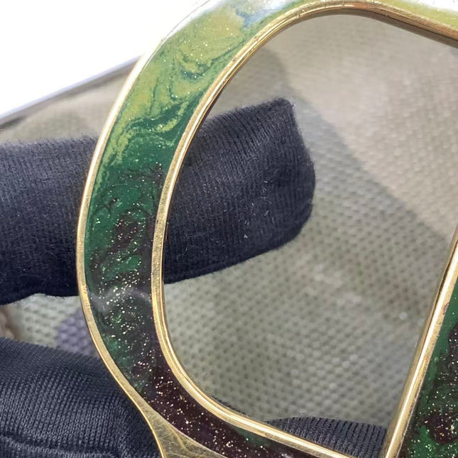 Sac à bandoulière Dior Saddle en cuir vert moyen avec finitions métalliques dorées