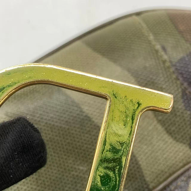 Sac à bandoulière Dior Saddle en cuir vert moyen avec finitions métalliques dorées