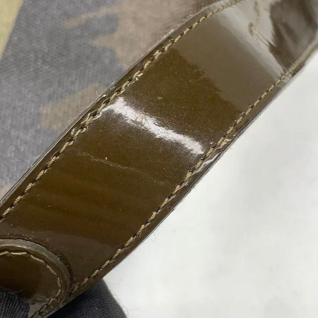 Sac à bandoulière Dior Saddle en cuir vert moyen avec finitions métalliques dorées