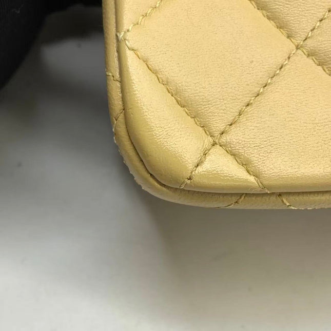 Chanel Classic Flap Medium Cuir d'agneau beige avec accastillage doré, 2009