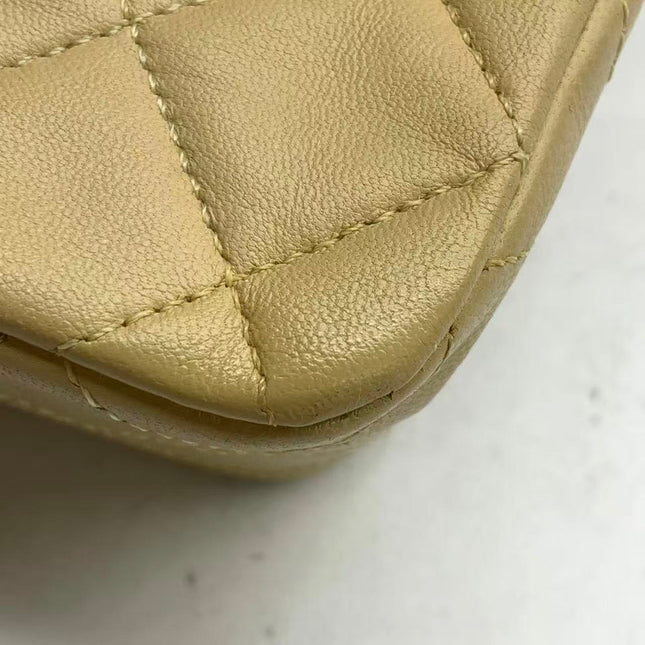 Chanel Classic Flap Medium Cuir d'agneau beige avec accastillage doré, 2009