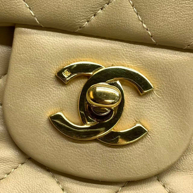 Chanel Classic Flap Medium Cuir d'agneau beige avec accastillage doré, 2009